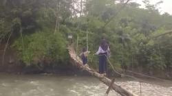 Kisah Warga Cidaun Cianjur Bertaruh Nyawa Lewati Jembatan Gantung Rusak<