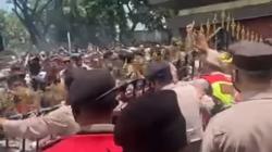 Tuntut Penuntasan Kasus di Karawang, Massa Ormas Geruduk Polda Jabar, Pagar Roboh<