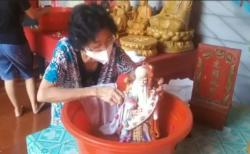 Jelang Imlek, Patung Dewa dan Keris Pusaka Mbah Kuncung Dibersihkan