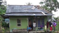 Puting Beliung Terjang Cilacap, Puluhan Rumah dan Warung Porak-poranda<