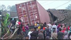  Truk Kontainer Tabrak Rumah dan Show Room di Temanggung, 2 Orang Terluka 12 Motor Rusak