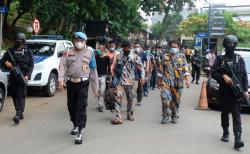 Dikawal Brimob, Ratusan Anggota GMBI Terlibat Rusuh di Mapolda Jabar Digiring ke Polda Jateng