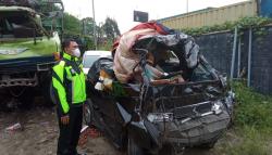 Ngeri, Pikap Terbalik  dan Ringsek di Tol Cipularang, 1 Tewas 1 Luka<