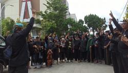 Massa Kepung DPRD Sukabumi, Haramkan Arteria Dahlan Injak Tanah Sunda<