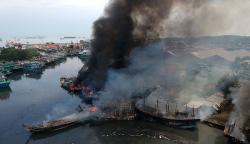 Penampakan dari Udara 13 Kapal Nelayan Ludes Terbakar di Pelabuhan Tegal