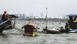 50 Kapal Nelayan Bekasi Ikuti Ritual Sedekah Laut 
