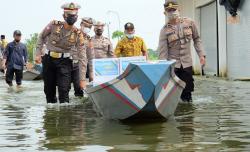 Prihatin Banjir Lamongan, Polantas Bagikan Bantuan untuk Warga Terisolasi 