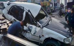 Sedan Tabrak Trotoar dan Terguling Kagetkan Pengunjung PTC Mal Palembang <
