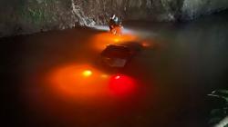 Mobil Sedan Terjun ke Kali di Ciputat, Pengemudi Terjebak karena Pintu Terkunci