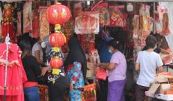 Pembeli Ramai, Pedagang Pernak-pernik Imlek Kantongi Omzet Rp10 juta per Hari