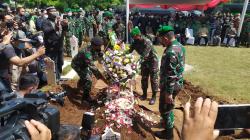 KSAD Jenderal Dudung Pimpin Pemakaman Sertu Rizal di TMP Cikutra Bandung<