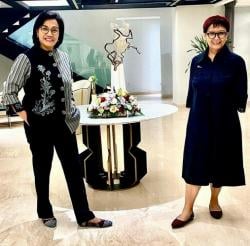 Sri Mulyani dan Menlu Retno Marsudi Pamer Sepatu Buatan UMKM