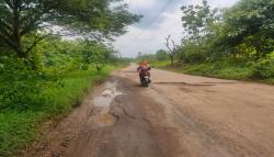 Belum Tersentuh Perbaikan, Jalan di Majalengka Rusak Parah<
