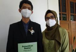 Kisah Oktara, Anak Sopir Pengangkut Batubara yang Berhasil Jadi Dokter