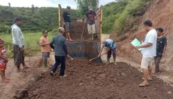 Kesal Tak Ada Perhatian, Sopir Angkutan Umum Terpaksa Iuran Perbaiki Jalan Rusak