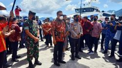 Kapolda Sulut Dampingi Gubernur Kunjungan ke Sitaro, Tinjau Bandara dan Vaksinasi