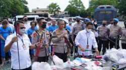 Ngeri! Senjata Anggota Ormas saat Aksi di Polda Jabar, Ada Celurit dan Alat Kejut Listrik<