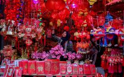 Sepi Pembeli, Penjualan Pernak-Pernik Imlek Turun 50 Persen 