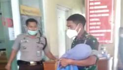 Salut, Prajurit TNI Ini Rela Gendong Bocah di Cianjur yang 7 Tahun Lumpuh