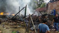 Charger HP Terlalu Panas Picu Korsleting, Rumah Janda Tua di Sukabumi Terbakar<