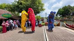Atraksi Barongsai Hibur Wisatawan di Objek Wisata di Lembang<