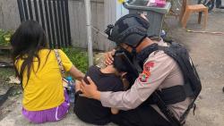 Momen Haru Anggota Brimob Peluk Bocah Menangis Tagih Janji Mamanya Korban Tewas Bentrokan Sorong