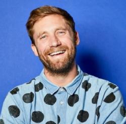 CEO Ini Duduk di Toilet Selama 50 Jam untuk Kumpulkan Pendanaan Produksi Pertama