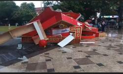Lampion Raksasa Patung Macan Air di Solo Roboh Diterjang Angin Kencang<