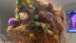 Duh, Ibu Ini Habiskan 20 Jam Hilangkan Ratusan Mainan yang Tersangkut di Rambut Anak