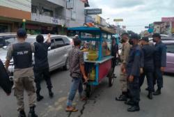 Menolak Dipindahkan, Pedagang Pasar Raya Padang Siram Minyak Panas ke Satpol PP