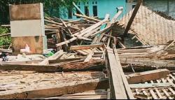 Brak! Usai Diguyur Hujan Rumah Warga di Cianjur Ambruk Rata dengan Tanah