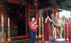 Warga Keturunan Tionghoa di Temanggung Sembahyang Imlek Doakan Kondisi Lebih Baik 