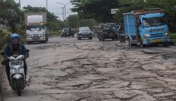Penampakan Jalan Nasional Kota Cilegon Rusak dan Rawan Kecelakaan
