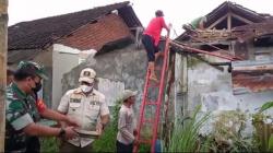 Diguyur Hujan Deras Semalaman, Atap Rumah Lansia Stroke di Majalengka Ambruk