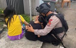 Mencari Ibu di Lokasi Bentrokan, Tangis Bocah Ini Pecah dalam Pelukan Anggota Brimob