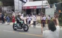 Jokowi Naik Motor ke Danau Toba, Ramai Warga Lambaikan Tangan di Pinggir Jalan