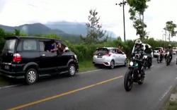 Penampakan Deretan Pengendara Mobil Minggir Tunggu Jokowi lewat Naik Motor