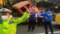 Tangki Hantam Dump Truk di Tol Cikampek Karawang,  Sopir Luka Berat<