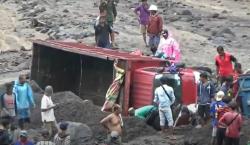 Ngeri!Puluhan Truk Terjebak Banjir Lahar Dingin Merapi di Kali Boyong