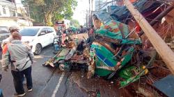 Angkot yang Ditabrak Truk di Cihampelas Bandung Remuk, Begini Penampakannya