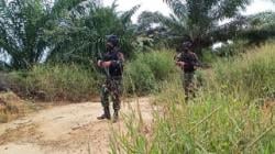 Cegah Kegiatan Ilegal, Satgas TNI Patroli Perbatasan RI-Malaysia di Kalbar