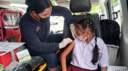 Genjot Vaksinasi di Minahasa, Polisi Antar Jemput Warga ke Gerai Vaksin