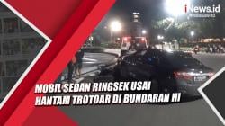 Mobil Sedan Ringsek usai Hantam Trotoar di Bundaran HI Jakarta<