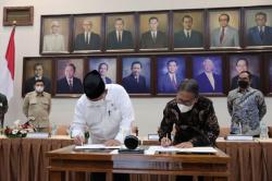  Menhan dan Rektor UGM Teken Kerja Sama Pengembangan Iptek