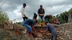 Lantaran Tak Kunjung Diperbaiki Pemerintah, Warga di Jeneponto Swadaya Perbaiki Jembatan