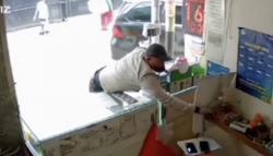 Waspada! Modus Buat Sibuk Penjaga, Maling Curi Uang di Konter HP