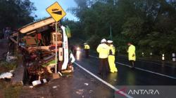 Bus  Gandos Abadi yang Tabrak Tebing di Bukit Bego Dievakuasi Minggu Malam<