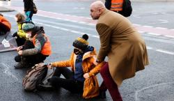 Unik, Belasan Aktivis Iklim Unjuk Rasa Tempelkan Diri Pakai Lem di Aspal Jalanan