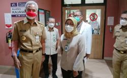 Usai Jatuh saat Gowes, Gubernur Jateng Ganjar Pranowo Ngantor dengan Tangan Dibalut Perban