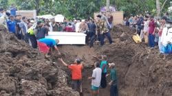  6 Korban Kecelakaan Bus di Bukit Bego Bantul Dimakamkan Satu Liang Lahat di Sukoharjo<